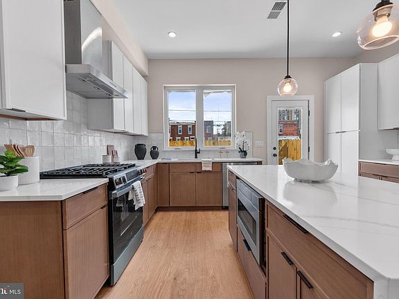 4th image of 909 Emily St