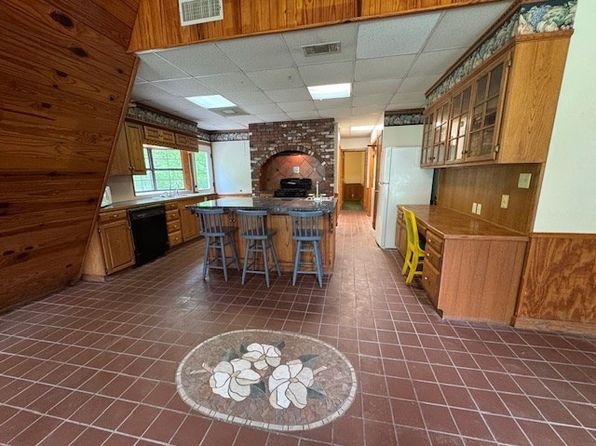 15 Longmire Rd, Natchez, MS 39120
