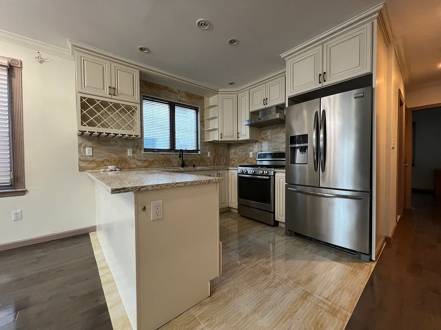 3 bed, 1300 sqft, $3,280 — Photo 3