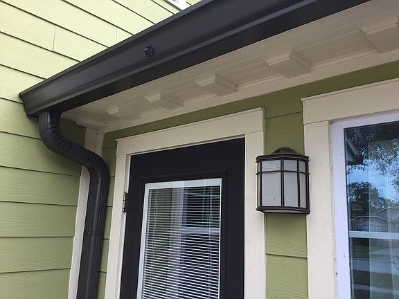 4th image of 1055 Charles St