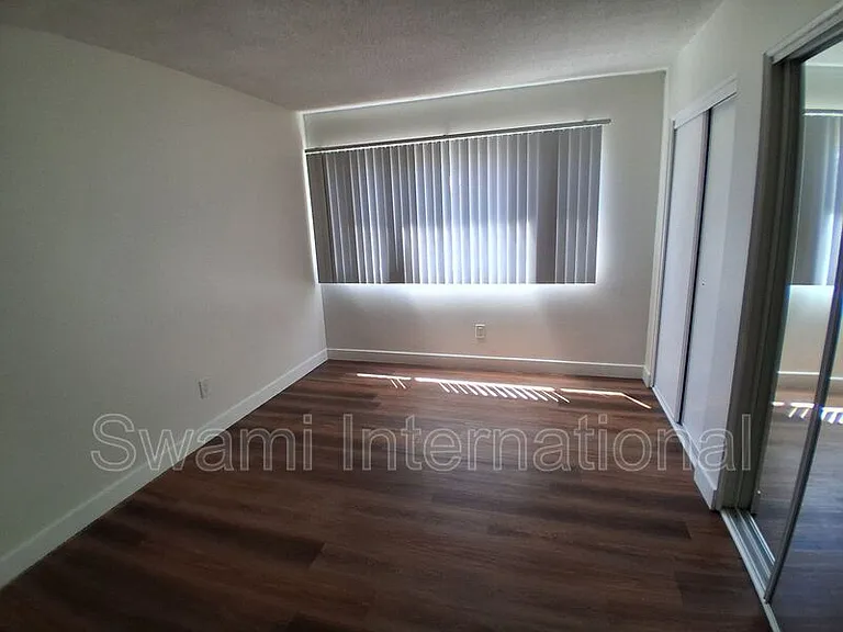 633 E 97th St #1 — Photo 22