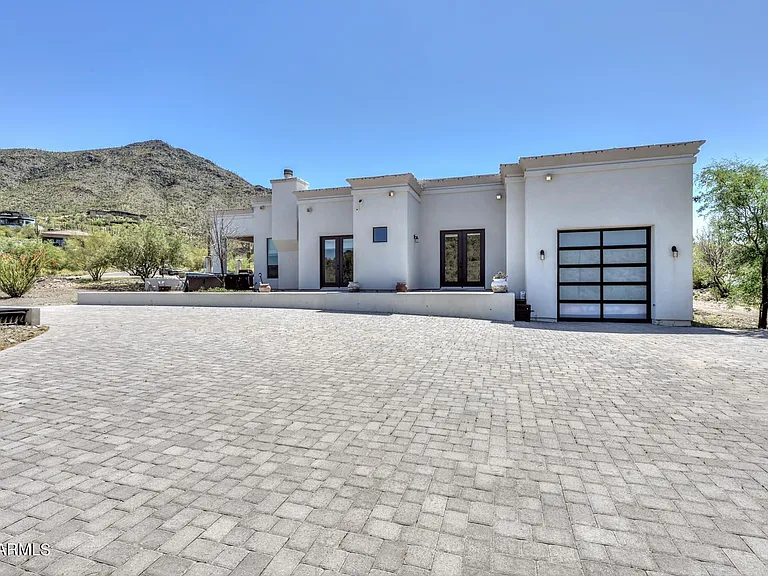 5861 E Cloud Rd — Photo 2
