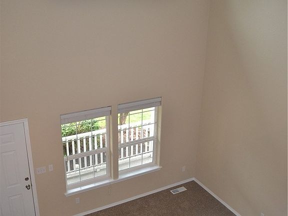 3rd image of 1827 Yew Ave NE