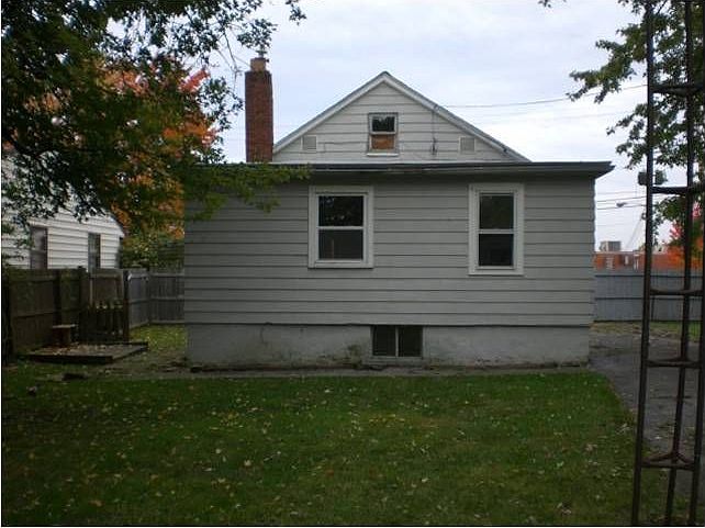 2nd image of 924 Jonathan Ave