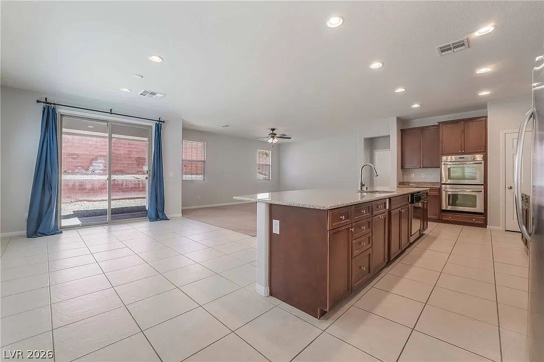 3 bed, 2.0 bath, 1902 sqft, $2,600 — Photo 4