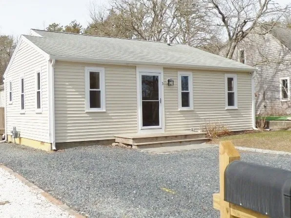 3 Circuit Rd, West Yarmouth, MA 02673