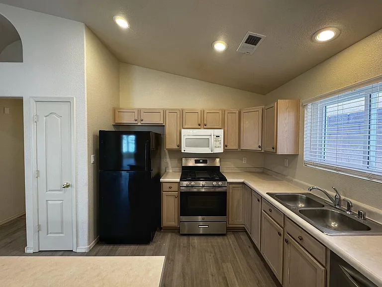 7152 Elk Creek Rd NE — Photo 10