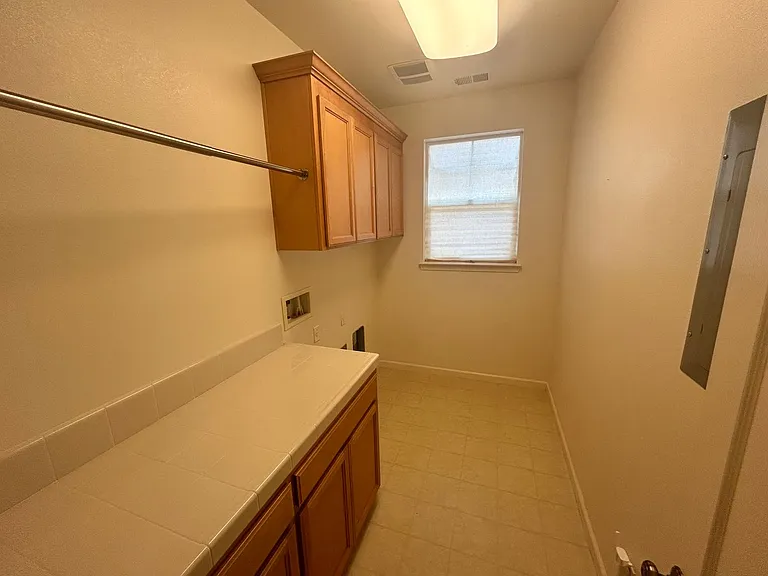 499 W Saint Francis Ave — Photo 14