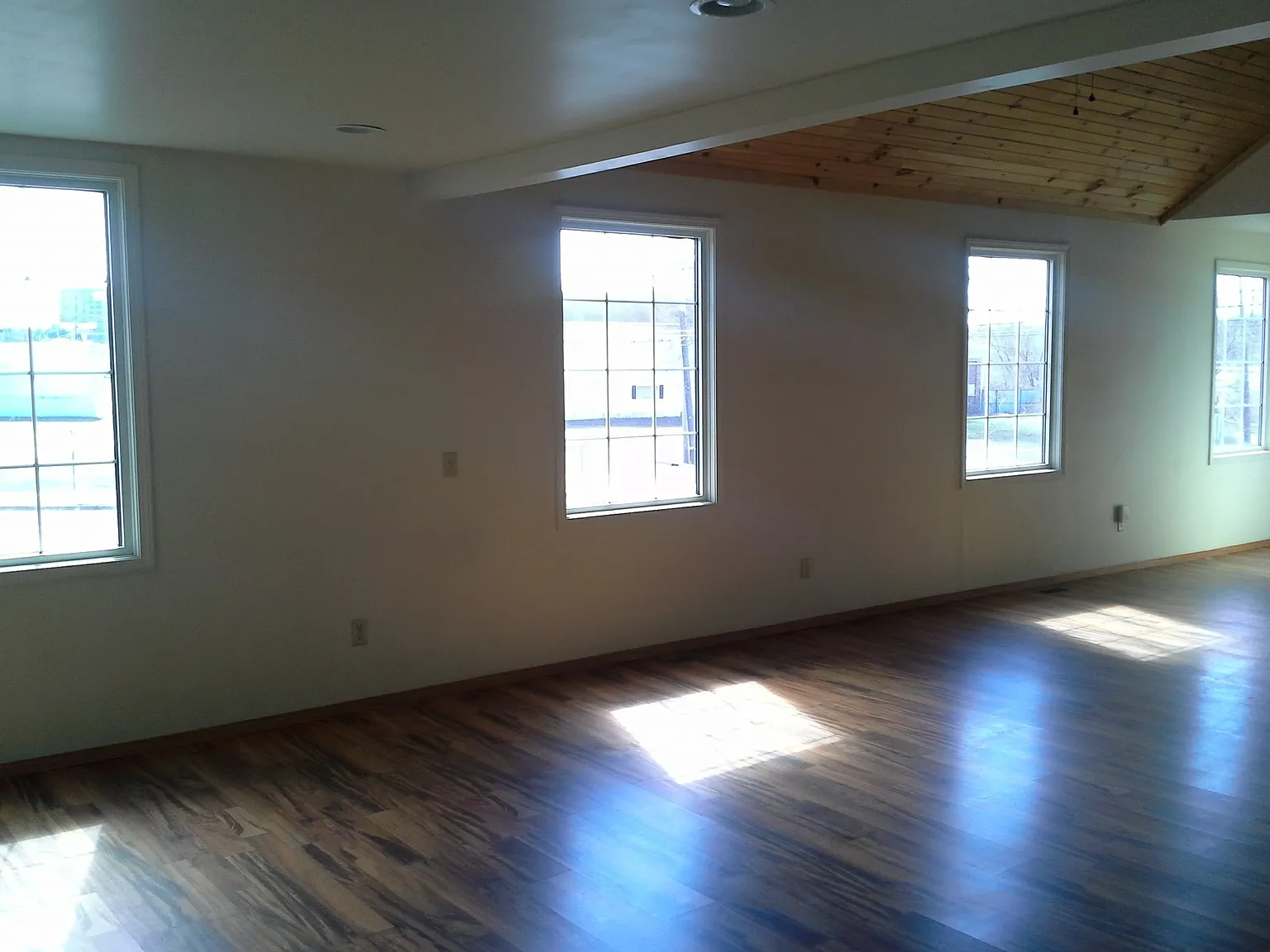 3 bed, 2800 sqft, $1,775 — Photo 2