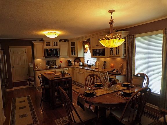4th image of 36 Westwind Blvd