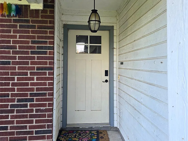 2303 Darnell Dr — Photo 2