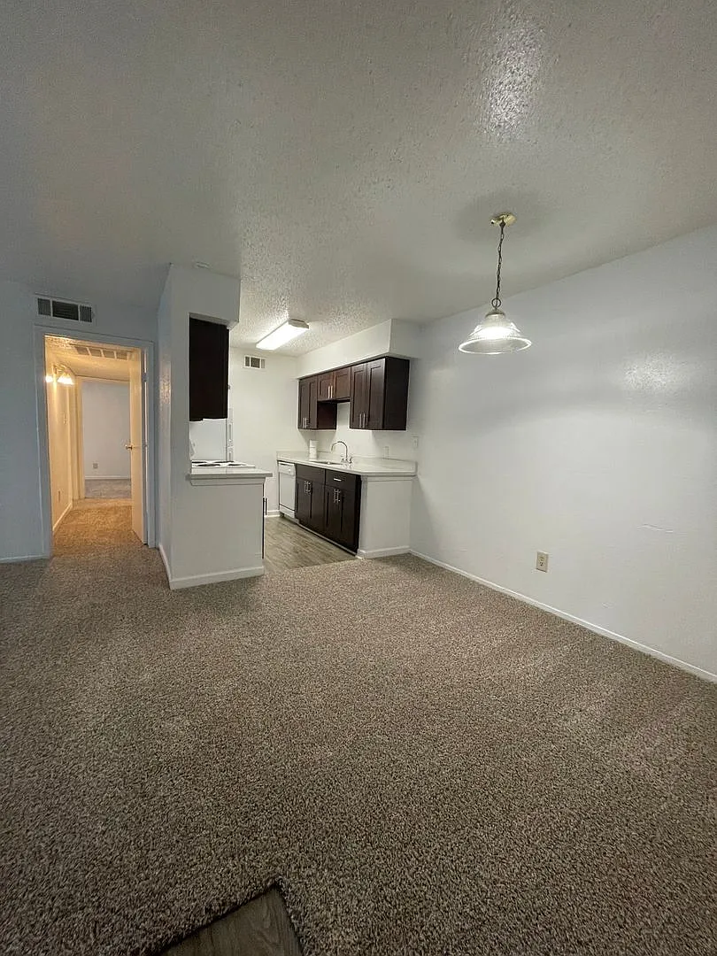 Ashley Crest — Photo 2