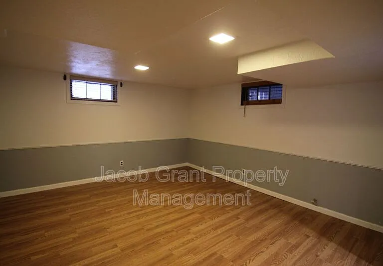 164 E 13th St — Photo 10