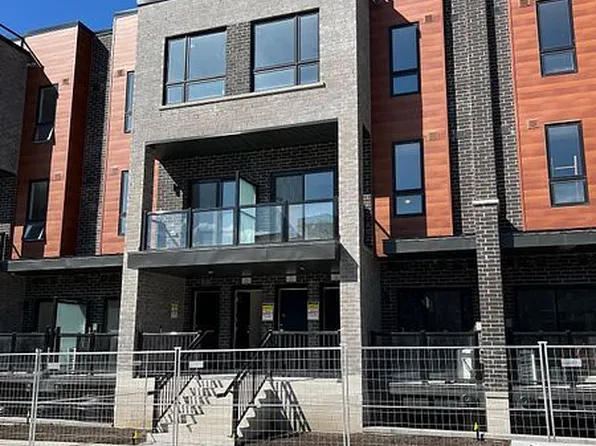 11 Lytham Green Cir #21, Newmarket, ON L3Y 0E1