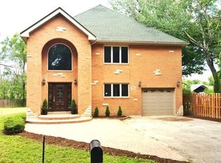 17W316 White Pine Rd, Bensenville, IL 60106