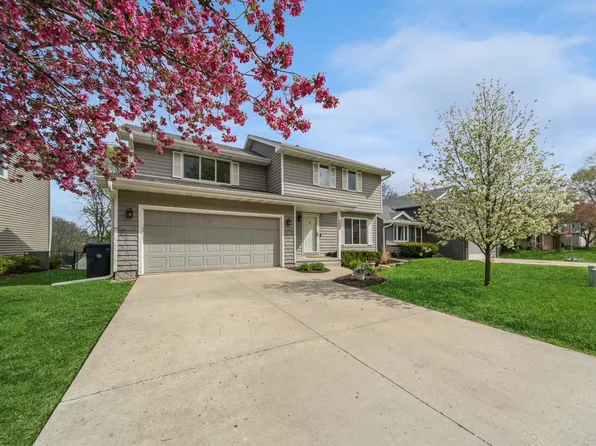 7059 Plum Dr, Urbandale, IA 50322