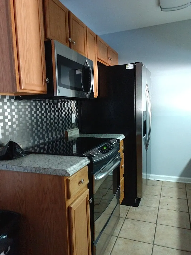 Beautiful 3 Bed 3 Bath Townhouse in Savannah Crossing....1/2 Off 1st Month's Rent — Photo 3