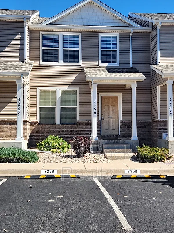 2 bed, 2.5 bath, 1292 sqft, $1,699 — Photo 1