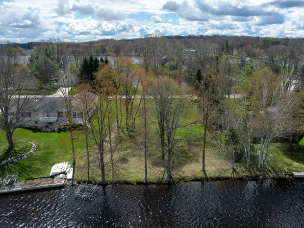 1286 Queensway Dr, Lake Isabella, MI 48893
