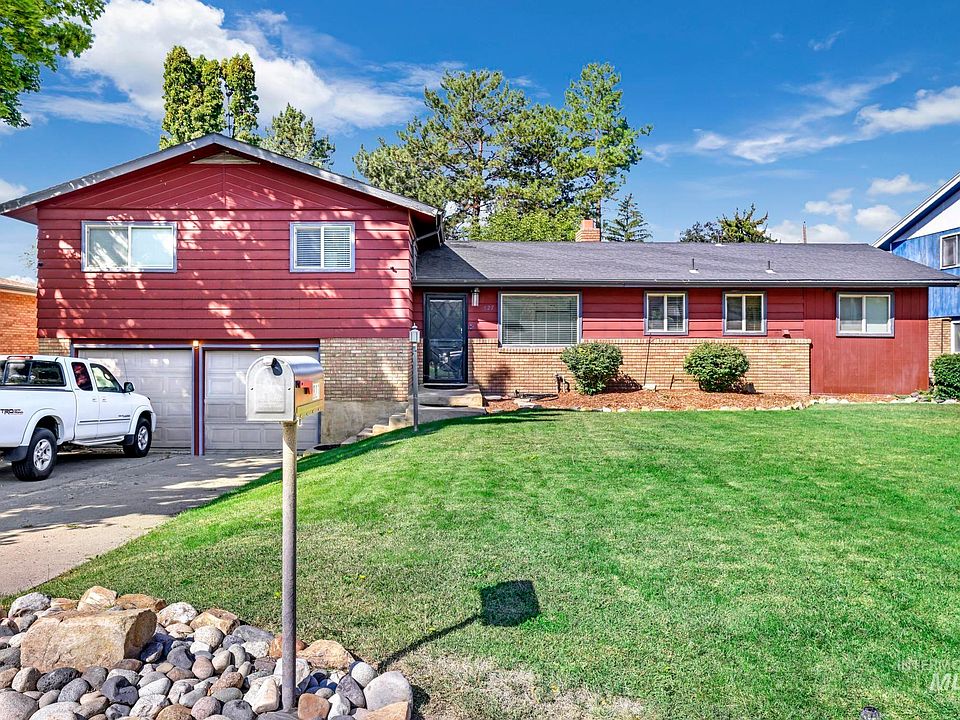 1st image of 827 Alturas Dr N