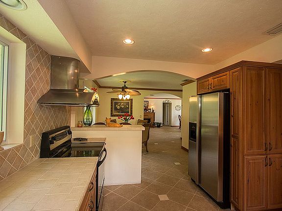 Kitchen w garage access