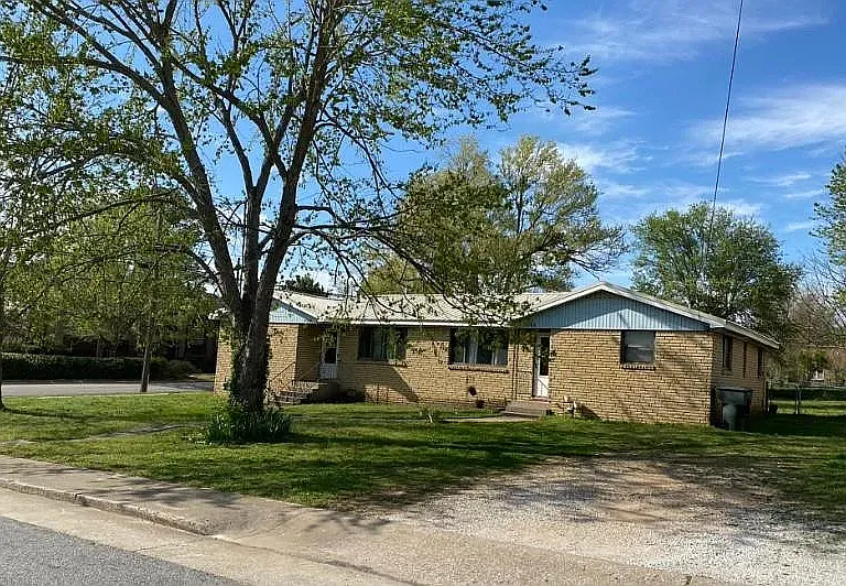 2372 W Holly St — Photo 1