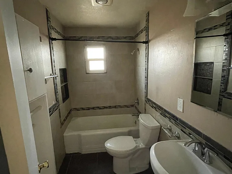 400 W 11th St #A — Photo 2