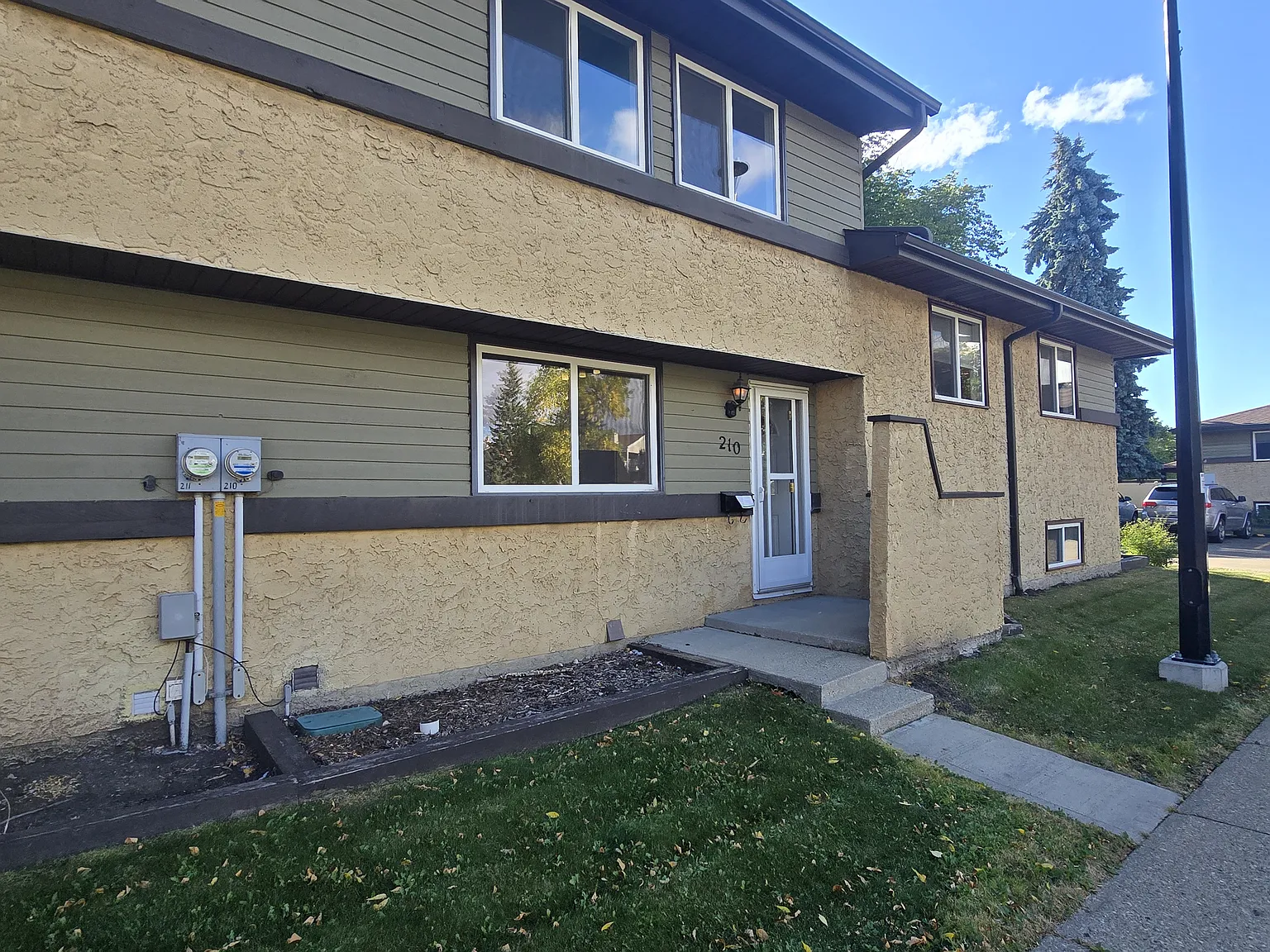 210 Woodbridge Way — Photo 1
