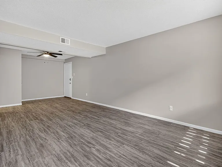 Hollow Hills Apartments — Photo 121