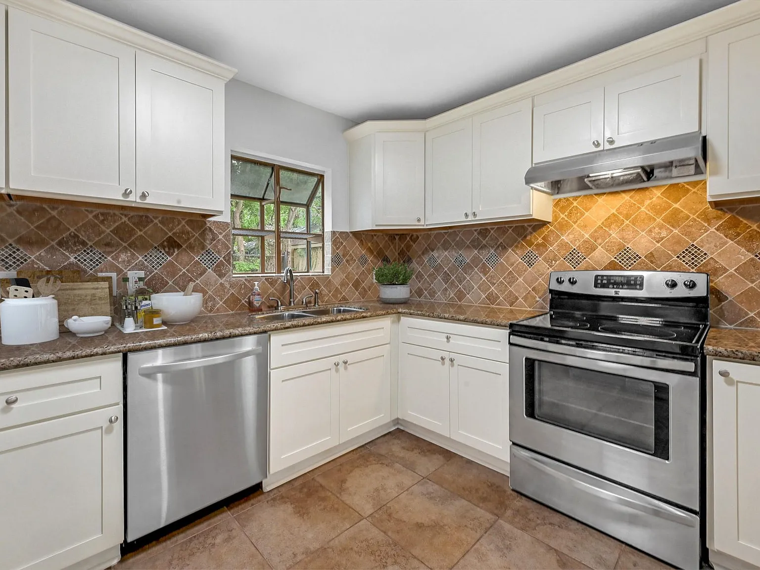 3 bed, 2.0 bath, 1898 sqft, $2,200 — Photo 4