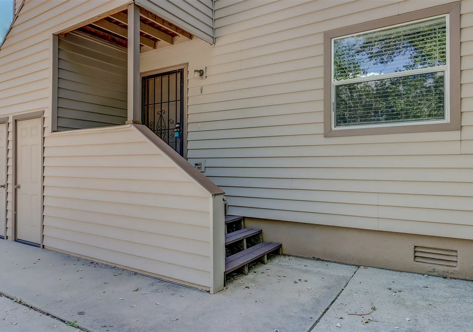 RR729 - 325 S Virginia Street — Photo 3