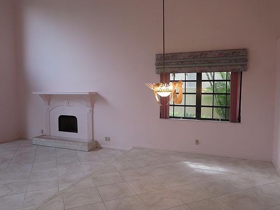 3rd image of 727 Villa Portofino Cir