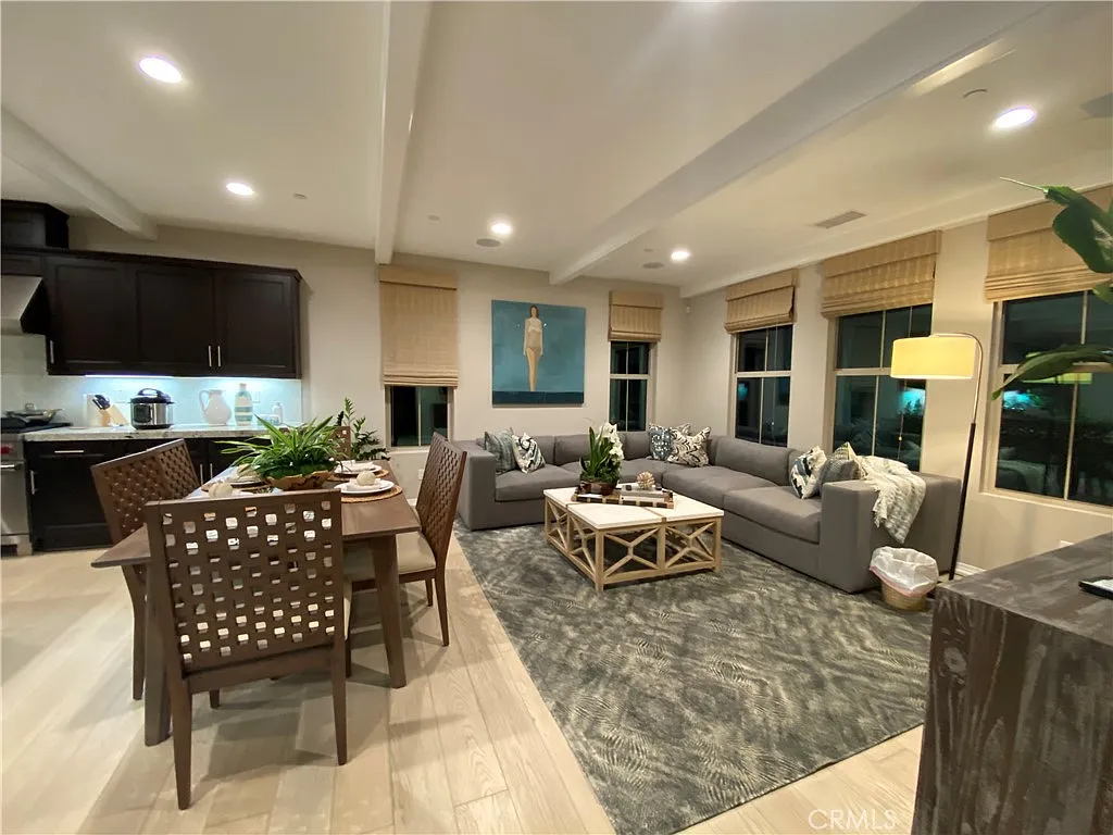 4 bed, 3.5 bath, 2340 sqft, $6,000 — Photo 2