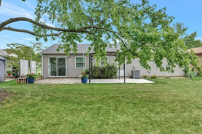 1703 E Fairlawn Dr — Photo 16