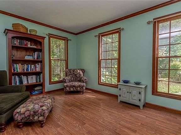 5th image of 736 Lincoln Ct