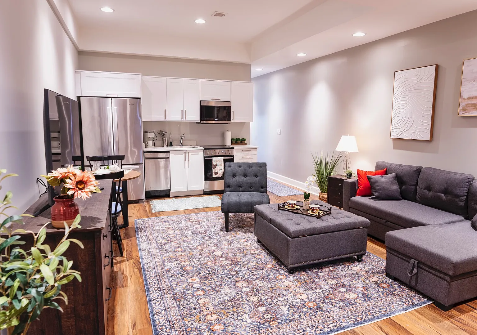 Beautiful one bedroom English basement with high ceiling on Capitol — Photo 1
