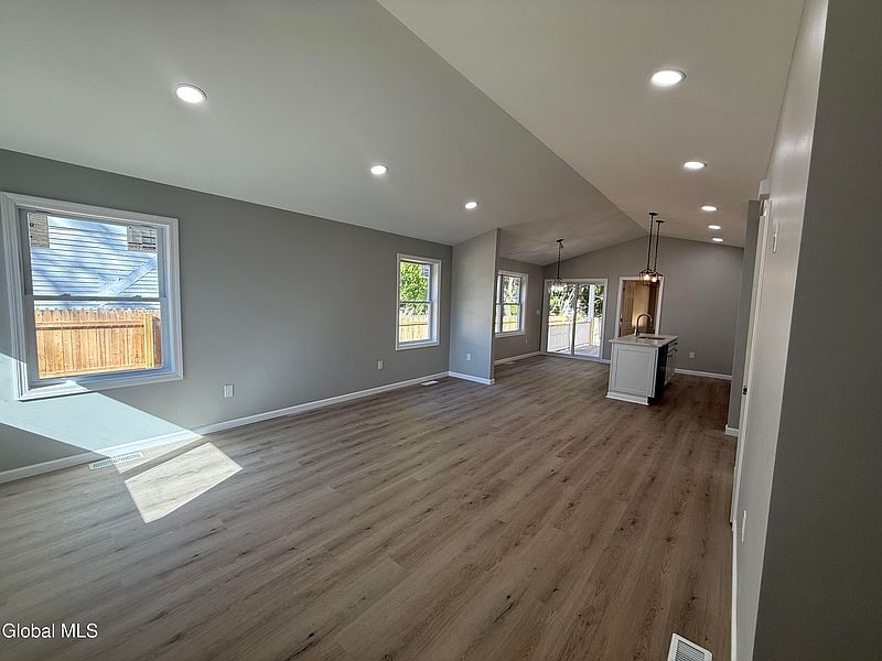 5th image of 34 Baldwin Avenue