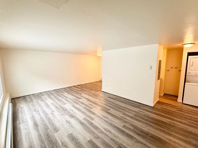 2839 Thorndyke Ave W — Photo 25