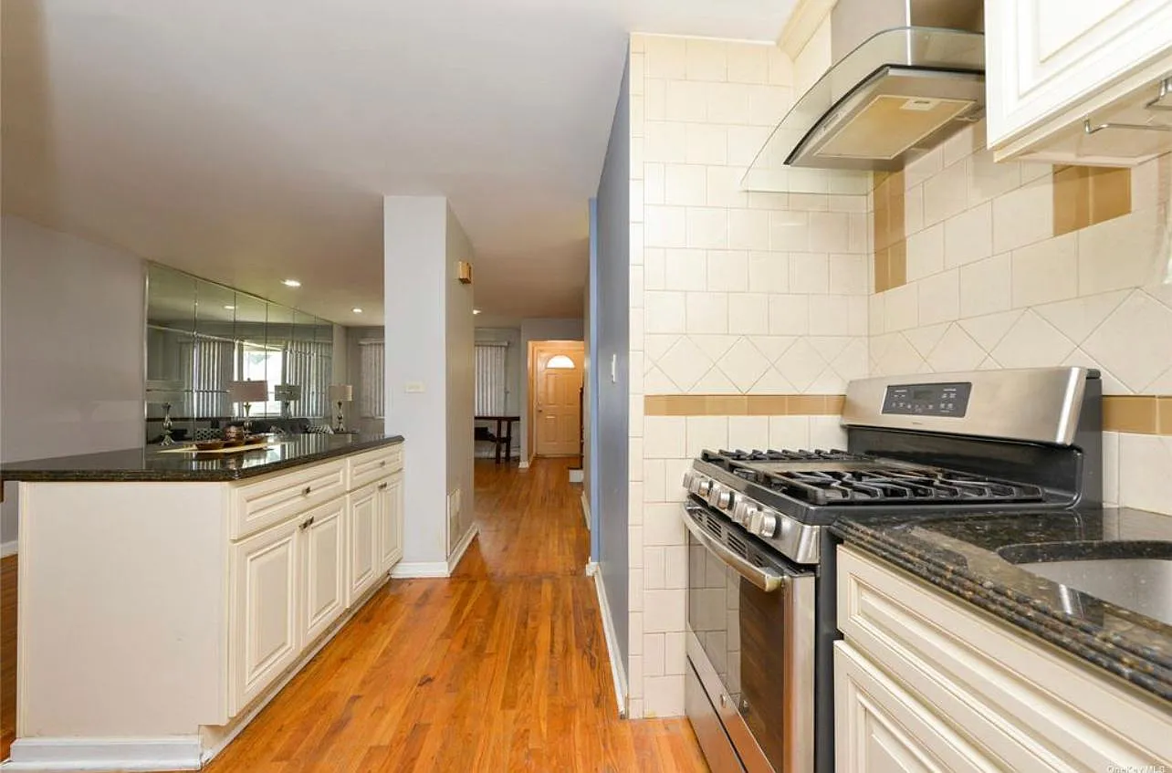 3 bed, 1300 sqft, $3,200 — Photo 3