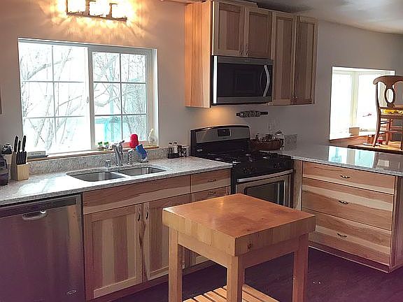 Kitchen w movable island 