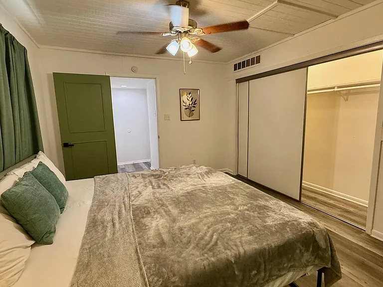 1802 E University Ave #A — Photo 10
