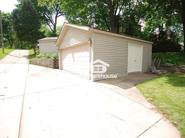 2310 N Lake Dr — Photo 18