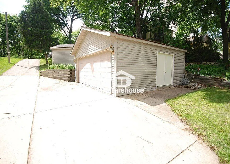 2310 N Lake Dr