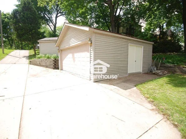 2310 N Lake Dr, Oconomowoc, WI 53066