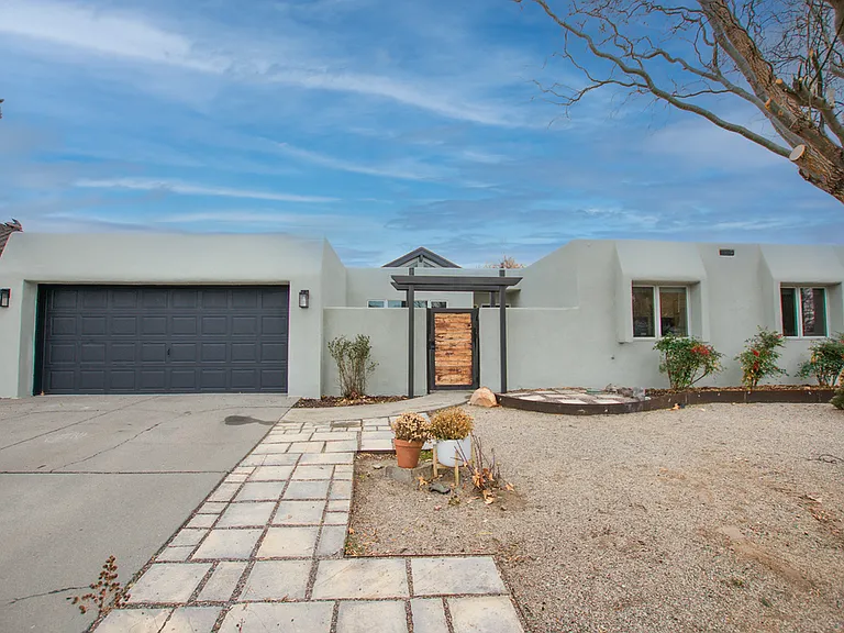 9514 Avenida Del Oso NE — Photo 4
