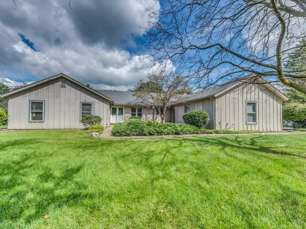 42W668 Steeplechase Dr, Saint Charles, IL 60175