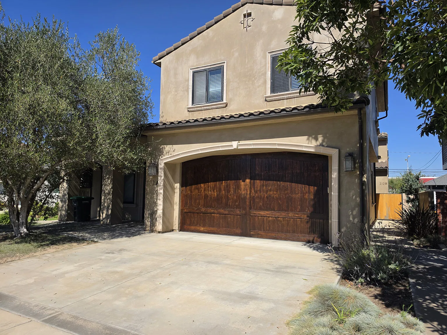 5 bed, 2311 sqft, $7,600 — Photo 2
