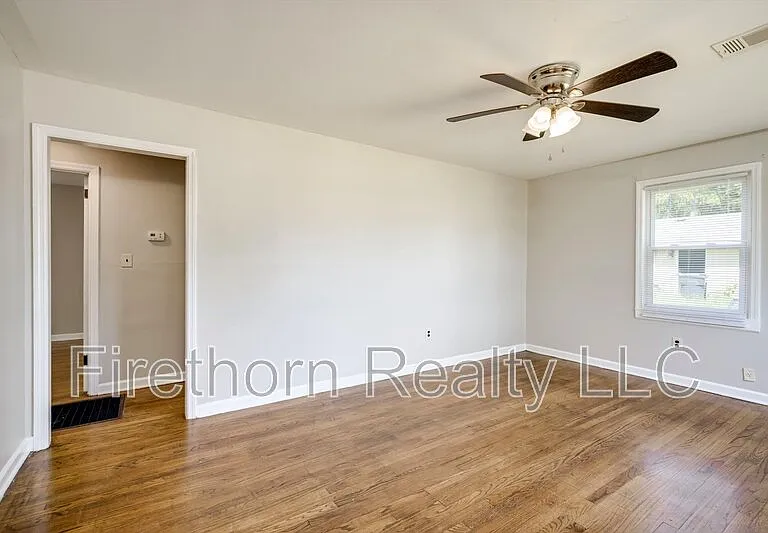 2315 Tobacco Rd — Photo 5