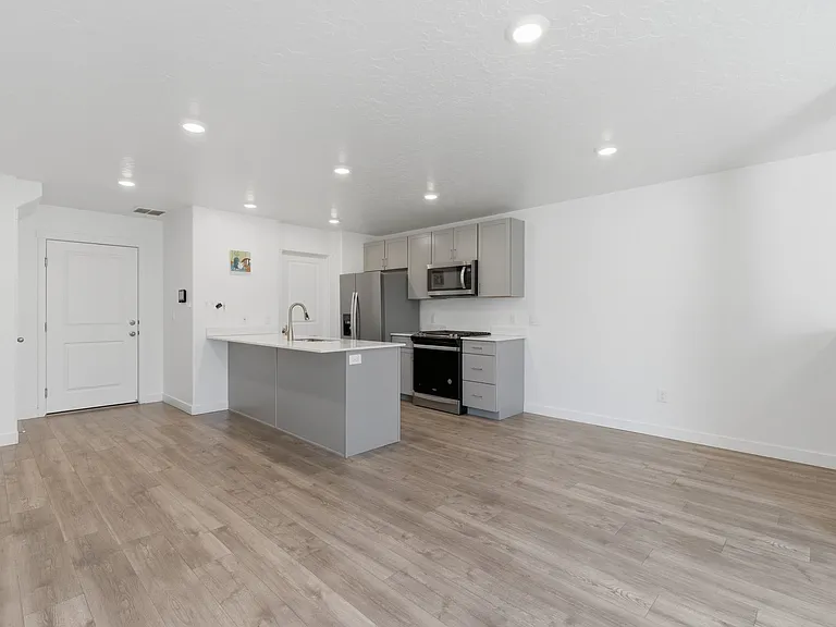 1049 E Regatta Ln — Photo 4