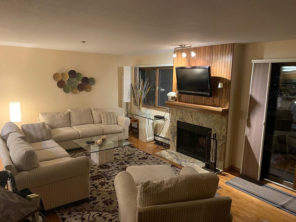 Living room w/fireplace